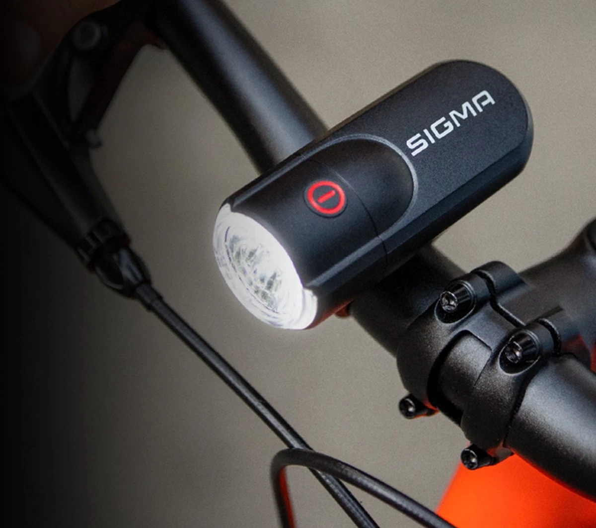 Sigma Sport AURA 30 Fietsverlichting Set - Led Koplamp 30 Lux - CURVE Achterlicht - Inclusief Batterijen 20 Sigma Sport AURA 30 Fietsverlichting Set - Led Koplamp 30 Lux - CURVE Achterlicht - Inclusief Batterijen - Afbeelding 18