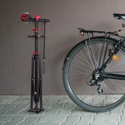 LifeGoods Fiets Montagestandaard - Fietsreparatie Racefiets / MTB - Incl. Stuurhouder - Zwart/Rood 20 LifeGoods Fiets Montagestandaard - Fietsreparatie Racefiets / MTB - Incl. Stuurhouder - Zwart/Rood -Fietsuitrusting Winkel 1200x1200 1052