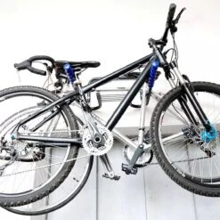 Merkloos Decopatent® Fiets Ophangsysteem Voor 2 Fietsen - Fietsenrek - Legplank Voor Helm - Fietshaak - Muurbeugel Fiets - Wandmontage -Fietsuitrusting Winkel 1200x1200 1155