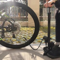 Matzwarte Fietspomp Met Drukmeter én Extra Ventielen - Multifunctioneel Mondstuk – Schrader En Presta – Aluminium Lichtgewicht Vloerpomp – Ballenpomp/ Scooterpomp/ Autobandenpomp -Fietsuitrusting Winkel 1200x1200 1162