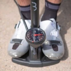 BBB Cycling AirWave Fietspomp Met Drukmeter - Fiets Pomp Racefiets En Mountainbike - Voetpomp Fiets 9 Bar - Zwart - BFP-20 -Fietsuitrusting Winkel 1200x1200 1165