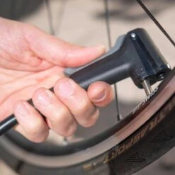 BBB Cycling AirBoost Fietspomp Met Drukmeter - Fiets Pomp Racefiets En Mountainbike - Vloerpomp 9 Bar - BFP-21 - Geel -Fietsuitrusting Winkel 1200x1200 1185