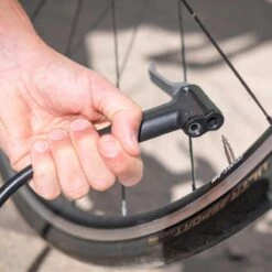 BBB Cycling AirBoost Fietspomp Met Drukmeter - Fiets Pomp Racefiets En Mountainbike - Vloerpomp 9 Bar - BFP-21 - Geel -Fietsuitrusting Winkel 1200x1200 1186