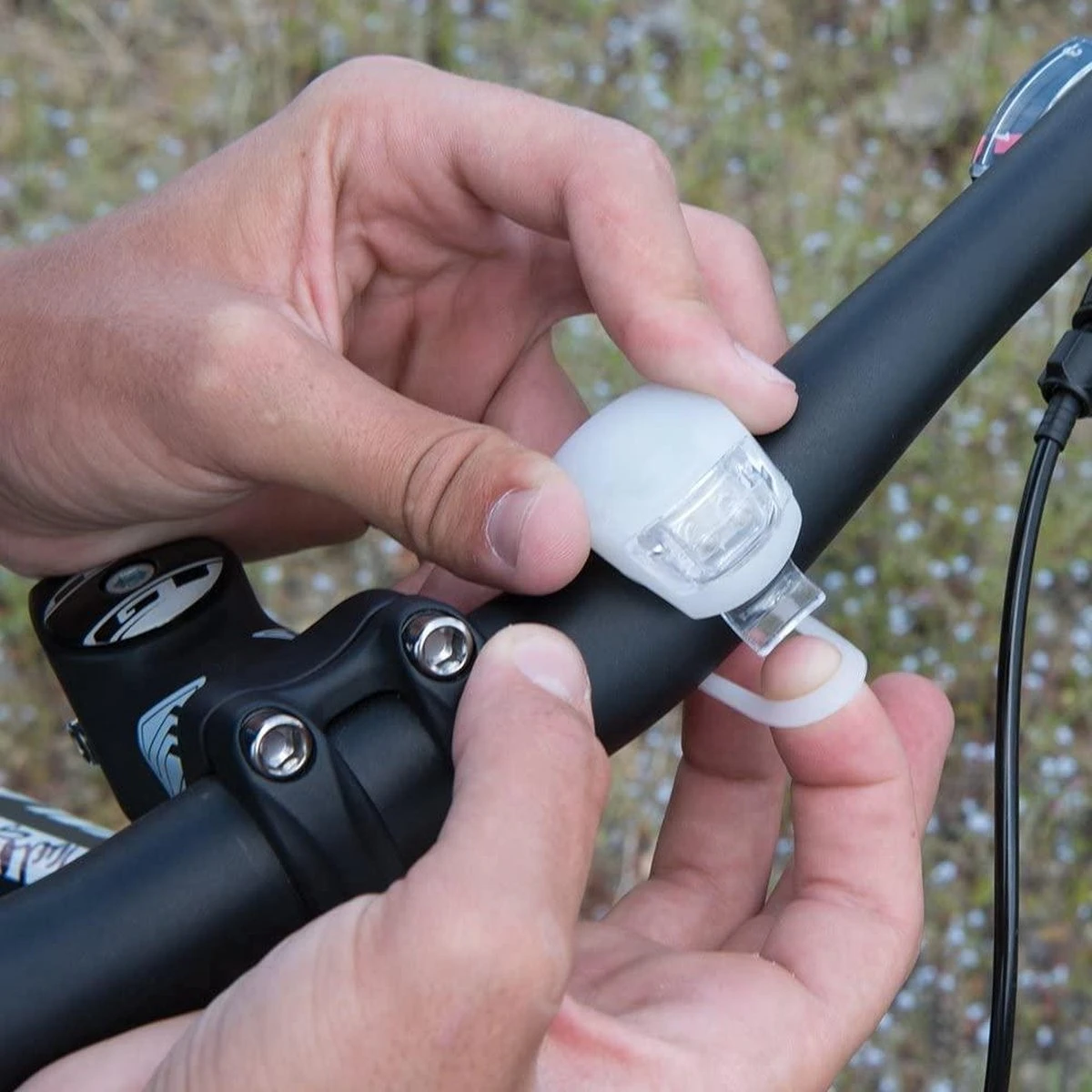 Merkloos Dutch Gadgets - Fietslampjes LED - Set Wit En Rood - Inclusief Batterijen 7 Merkloos Dutch Gadgets - Fietslampjes LED - Set Wit En Rood - Inclusief Batterijen - Afbeelding 5
