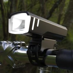 Trustic EVO | Fietsverlichting | Oplaadbaar | Fietslamp | Verschillende Standen | Licht Sensor | Waterbestendig | Set -Fietsuitrusting Winkel 1200x1200 482