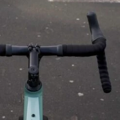 BBB Cycling RaceRibbon Stuurtape - Antislip - Stuurlint Racefiets - Stretch Materiaal - Zwart - 2 Rollen - BHT-01 -Fietsuitrusting Winkel 1200x1200 968