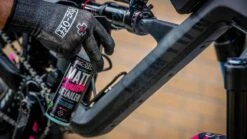 Muc-Off Matt Finish Detailer Beschermspray 250ML 12 Muc-Off Matt Finish Detailer Beschermspray 250ML -Fietsuitrusting Winkel 1200x675 22