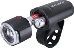 Sigma Sport AURA 30 Fietsverlichting Set - Led Koplamp 30 Lux - CURVE Achterlicht - Inclusief Batterijen 23 Sigma Sport AURA 30 Fietsverlichting Set - Led Koplamp 30 Lux - CURVE Achterlicht - Inclusief Batterijen -Fietsuitrusting Winkel 1200x786 1