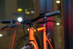 Sigma Sport AURA 30 Fietsverlichting Set - Led Koplamp 30 Lux - CURVE Achterlicht - Inclusief Batterijen 25 Sigma Sport AURA 30 Fietsverlichting Set - Led Koplamp 30 Lux - CURVE Achterlicht - Inclusief Batterijen -Fietsuitrusting Winkel 1200x800 303