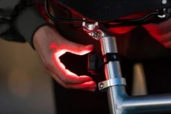 AXA Niteline 11 LED Fietsverlichting - Fietslampjes Voor En Achter - Batterij -Fietsuitrusting Winkel 1200x800 312