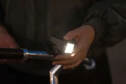 AXA Niteline T4R LED Fietslampjes Voor En Achter - Fietsverlichting USB Oplaadbaar -Fietsuitrusting Winkel 1200x800 321