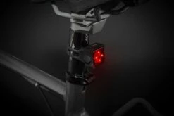AXA Niteline T4R LED Fietslampjes Voor En Achter - Fietsverlichting USB Oplaadbaar -Fietsuitrusting Winkel 1200x800 322