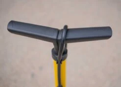 BBB Cycling AirSteel Fietspomp Met Drukmeter - Fiets Pomp Racefiets En Mountainbike - Voetpomp Extra Lang 11 Bar - Geel - BFP-27 12 BBB Cycling AirSteel Fietspomp Met Drukmeter - Fiets Pomp Racefiets En Mountainbike - Voetpomp Extra Lang 11 Bar - Geel - BFP-27 -Fietsuitrusting Winkel 1200x863 7