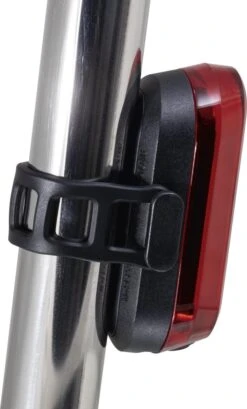 Sigma Sport AURA 30 Fietsverlichting Set - Led Koplamp 30 Lux - CURVE Achterlicht - Inclusief Batterijen 30 Sigma Sport AURA 30 Fietsverlichting Set - Led Koplamp 30 Lux - CURVE Achterlicht - Inclusief Batterijen -Fietsuitrusting Winkel 724x1200 2