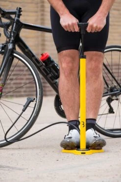 BBB Cycling AirSteel Fietspomp Met Drukmeter - Fiets Pomp Racefiets En Mountainbike - Voetpomp Extra Lang 11 Bar - Geel - BFP-27 14 BBB Cycling AirSteel Fietspomp Met Drukmeter - Fiets Pomp Racefiets En Mountainbike - Voetpomp Extra Lang 11 Bar - Geel - BFP-27 -Fietsuitrusting Winkel 800x1200 83