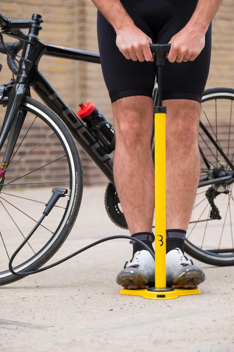 BBB Cycling AirSteel Fietspomp Met Drukmeter - Fiets Pomp Racefiets En Mountainbike - Voetpomp Extra Lang 11 Bar - Geel - BFP-27 7 BBB Cycling AirSteel Fietspomp Met Drukmeter - Fiets Pomp Racefiets En Mountainbike - Voetpomp Extra Lang 11 Bar - Geel - BFP-27 - Afbeelding 5