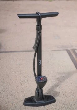 BBB Cycling AirWave Fietspomp Met Drukmeter - Fiets Pomp Racefiets En Mountainbike - Voetpomp Fiets 9 Bar - Zwart - BFP-20 -Fietsuitrusting Winkel 841x1200 2