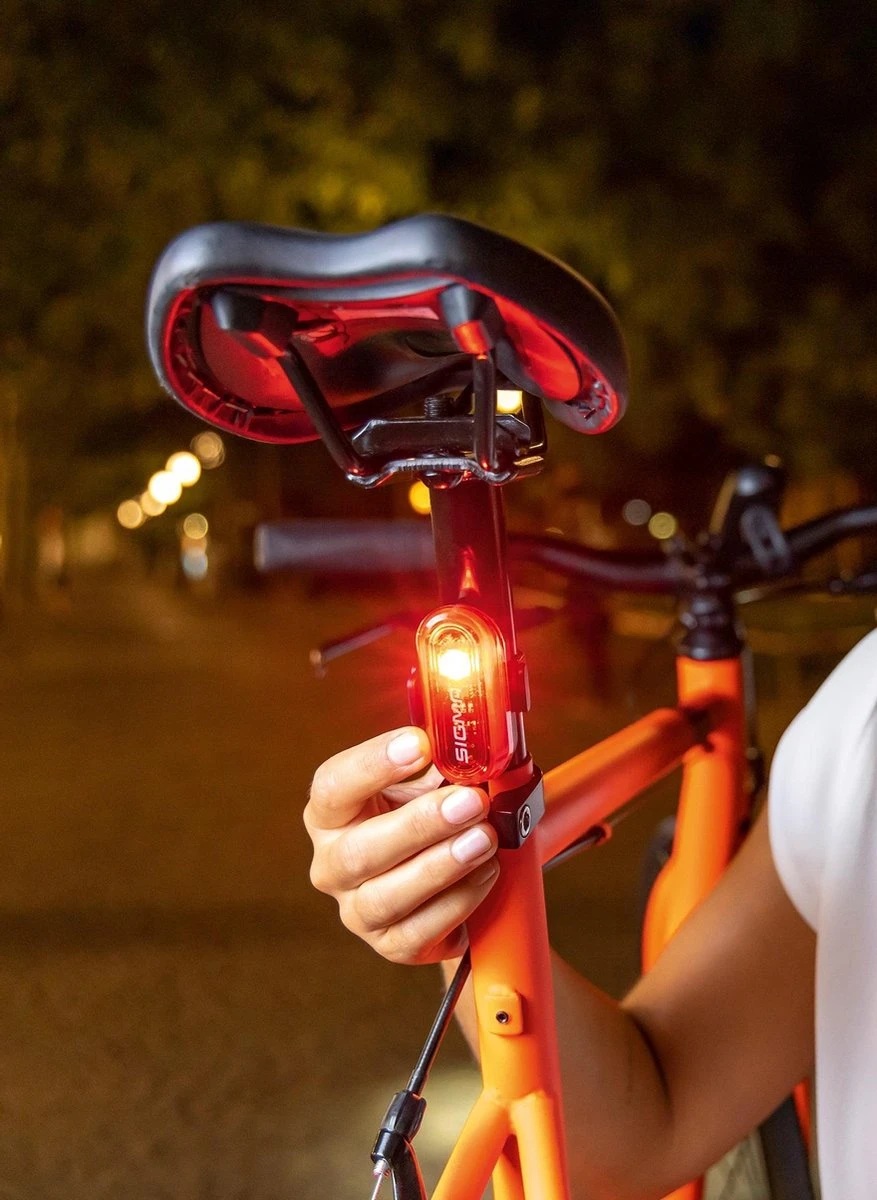 Sigma Sport AURA 30 Fietsverlichting Set - Led Koplamp 30 Lux - CURVE Achterlicht - Inclusief Batterijen 9 Sigma Sport AURA 30 Fietsverlichting Set - Led Koplamp 30 Lux - CURVE Achterlicht - Inclusief Batterijen - Afbeelding 7