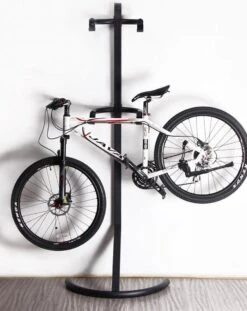 Merkloos Decopatent® Staand Fietsenrek Om 2 Fietsen Op Te Hangen - Ophangen Van 2 Fietsen Boven Elkaar - Fietsrek Ophangsysteem - 220 Cm -Fietsuitrusting Winkel 954x1200 1